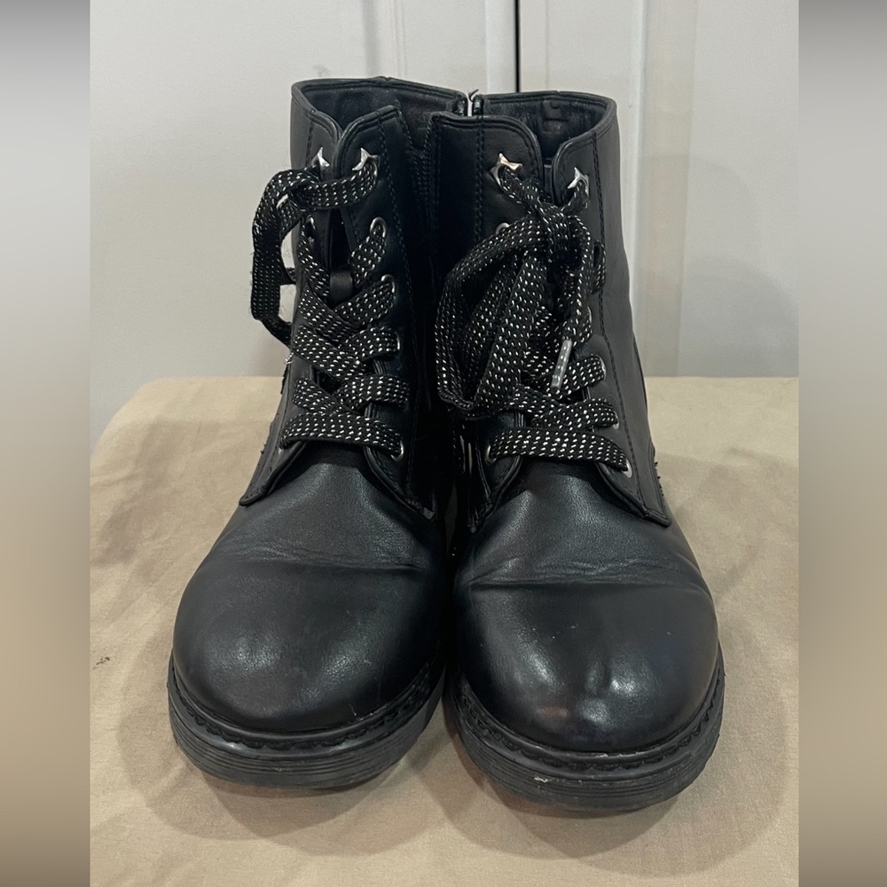 SO girls size 2 med boots